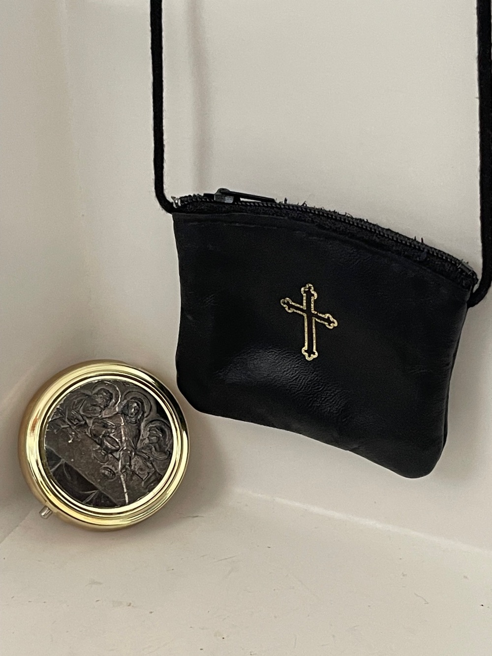 Catholic Gold-tone Pyx Pewter Lords Supper Pill Box  w/Leather Pouch
